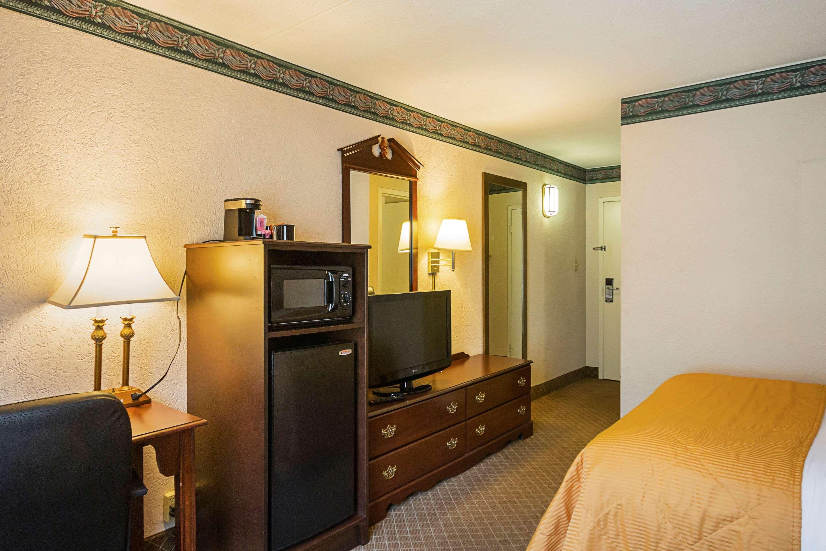 Clarion Inn Fairmont Bagian luar foto