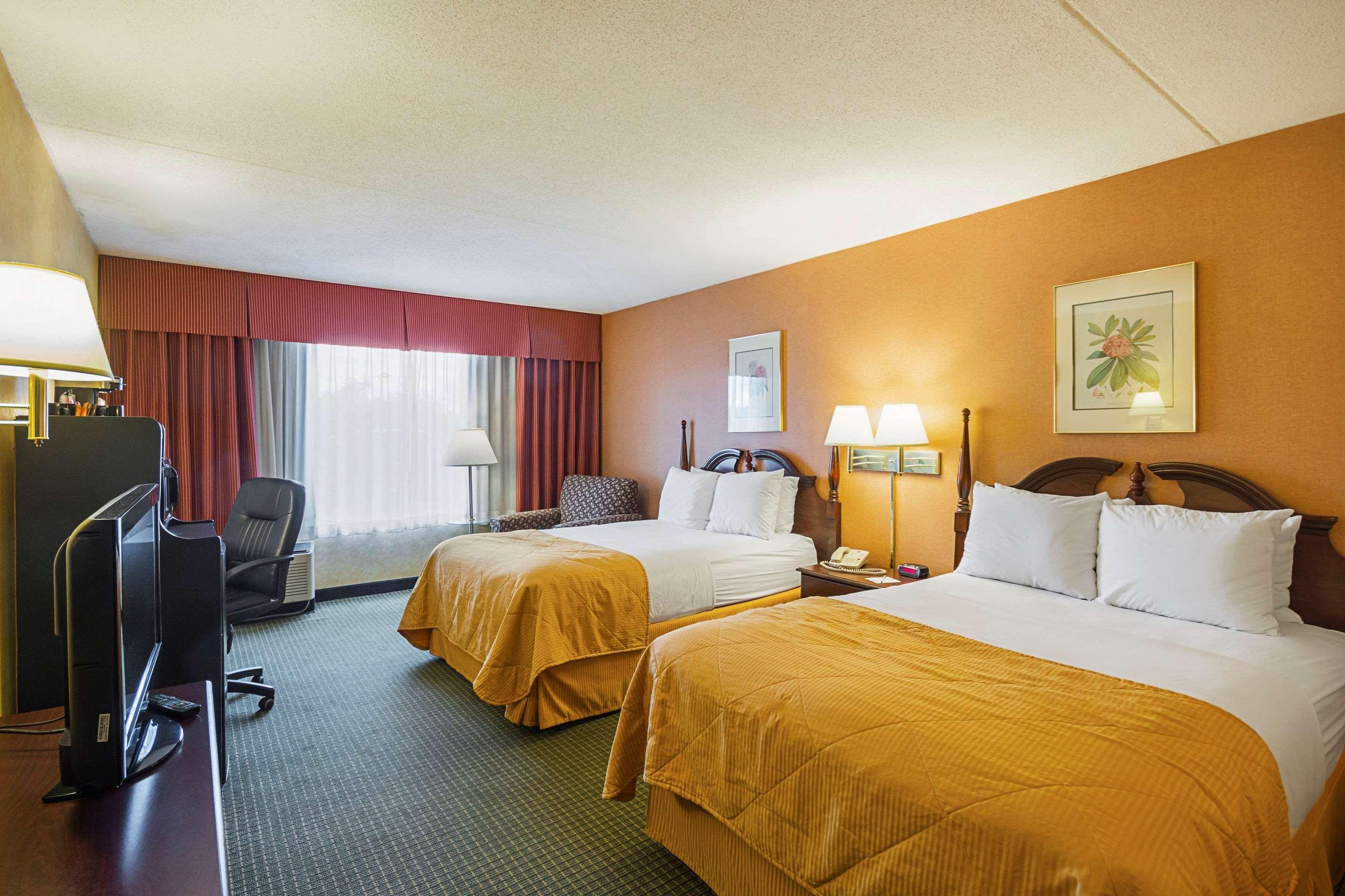 Clarion Inn Fairmont Bagian luar foto