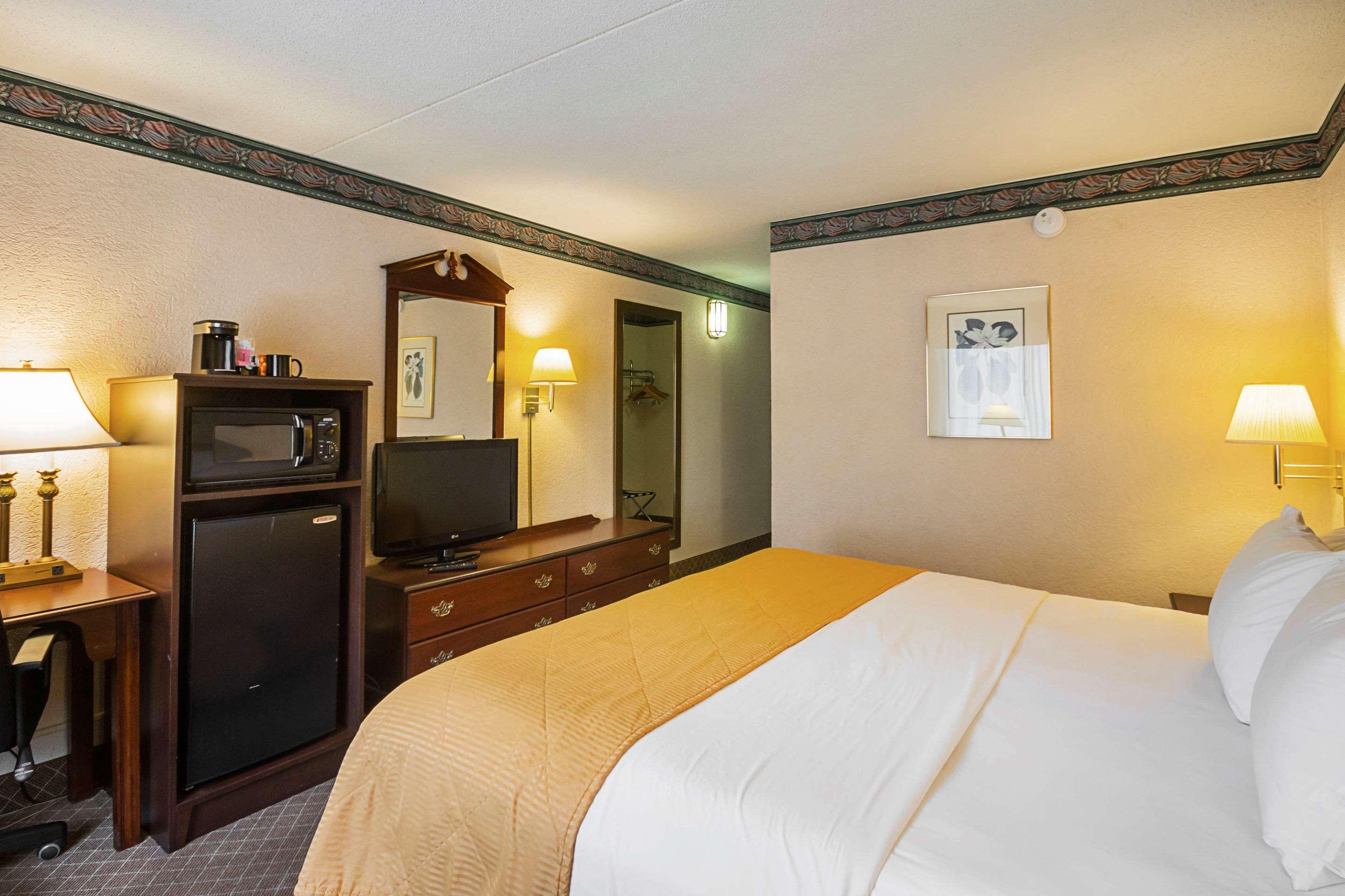 Clarion Inn Fairmont Bagian luar foto