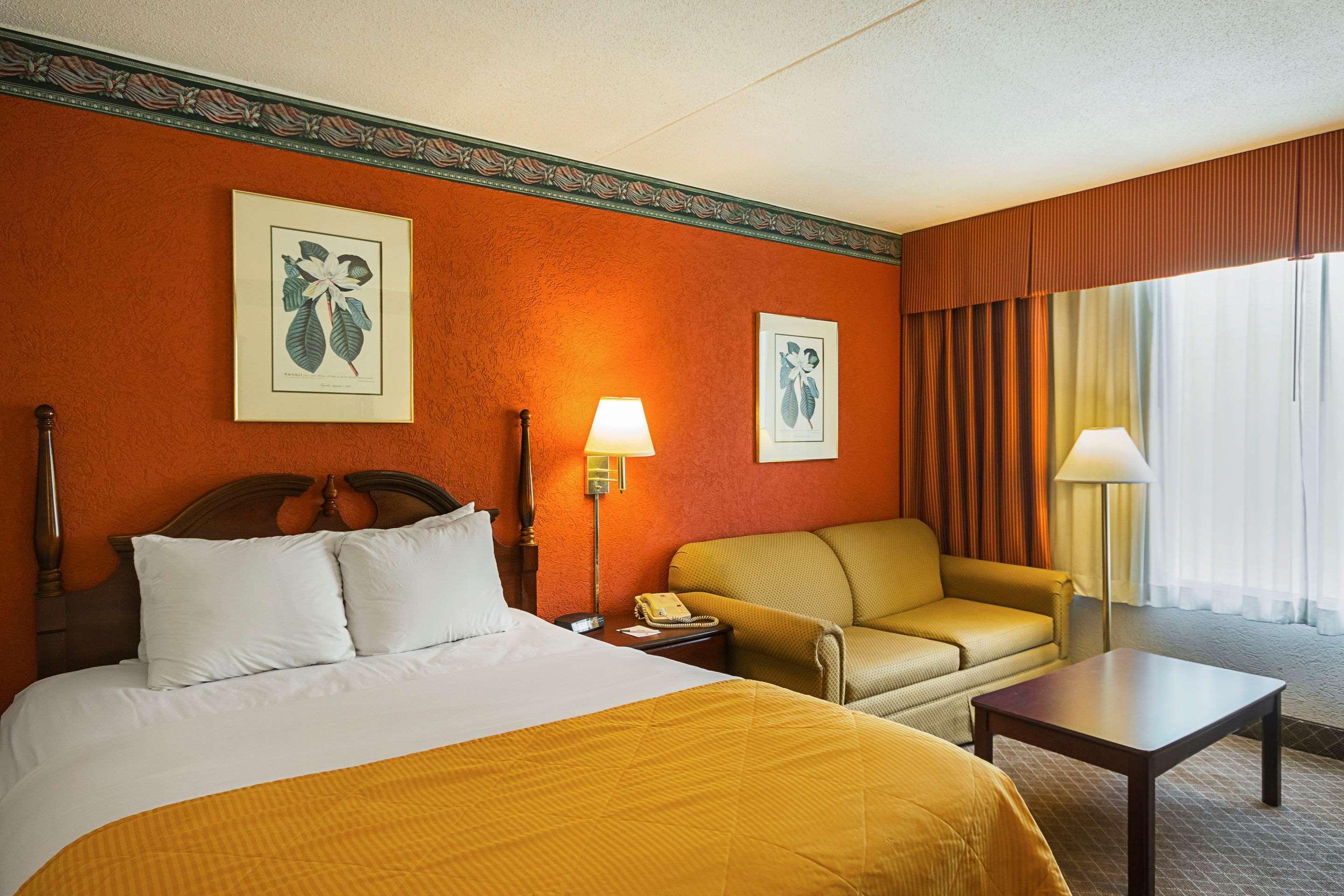 Clarion Inn Fairmont Bagian luar foto