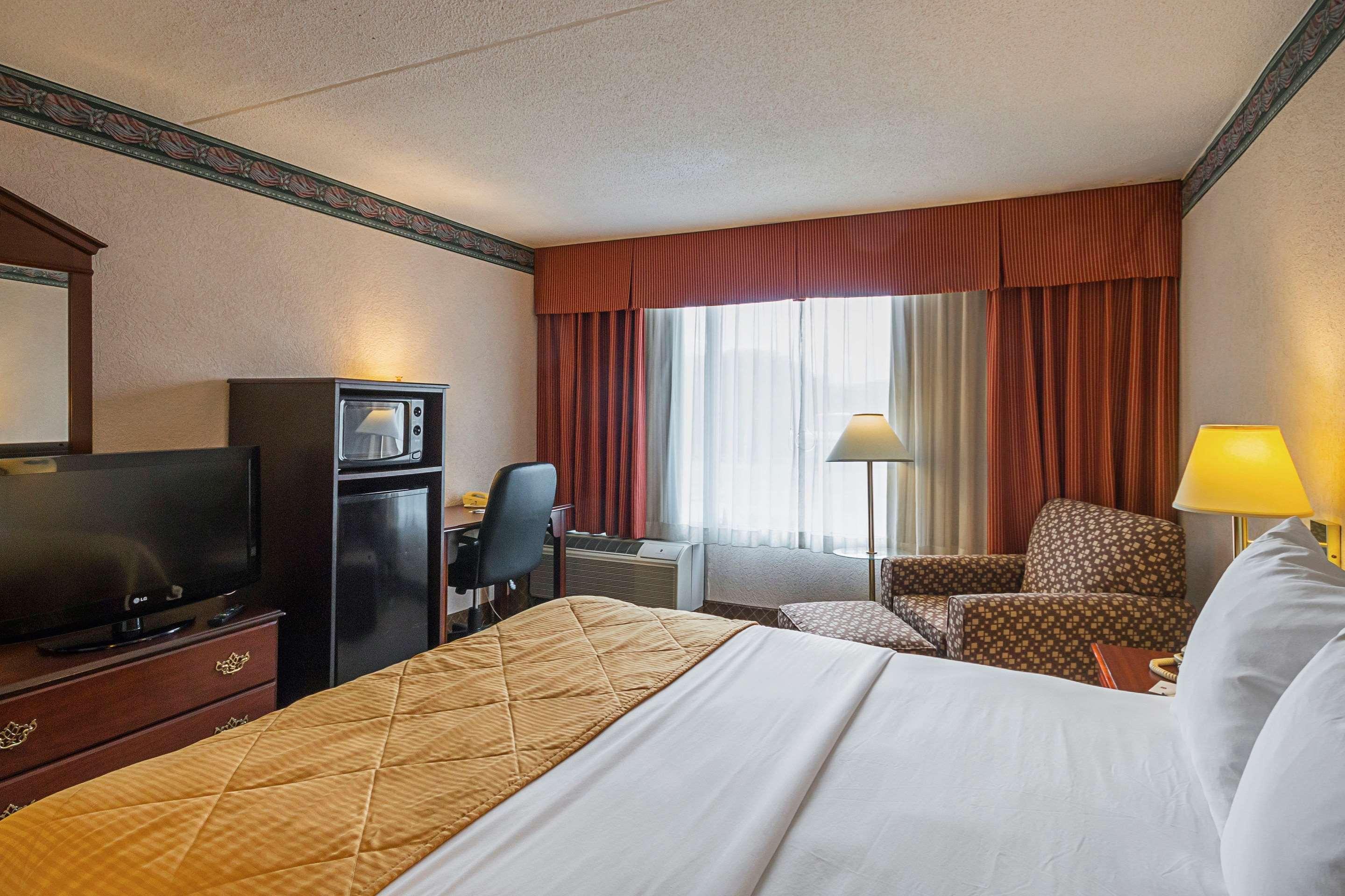 Clarion Inn Fairmont Bagian luar foto