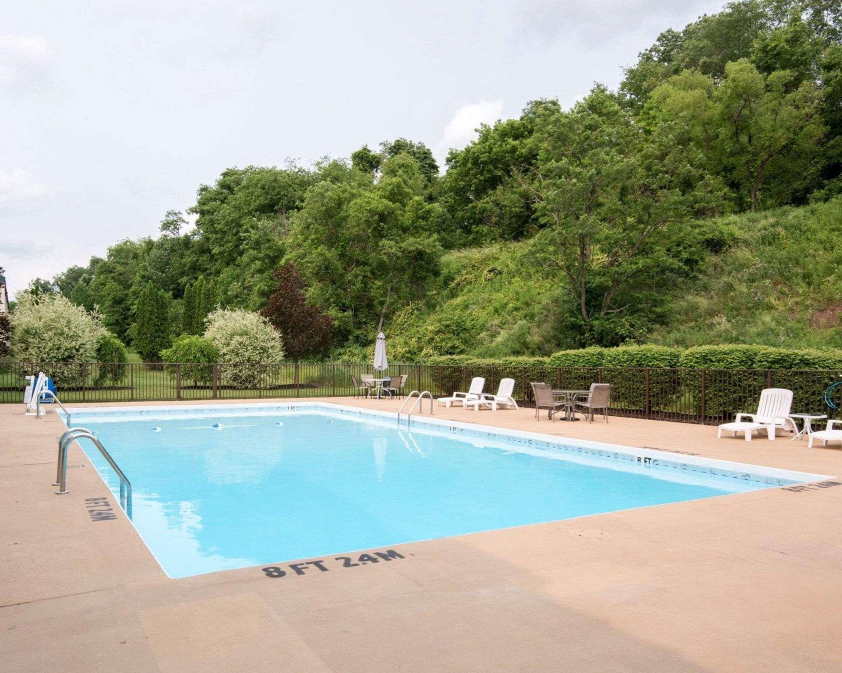 Clarion Inn Fairmont Bagian luar foto