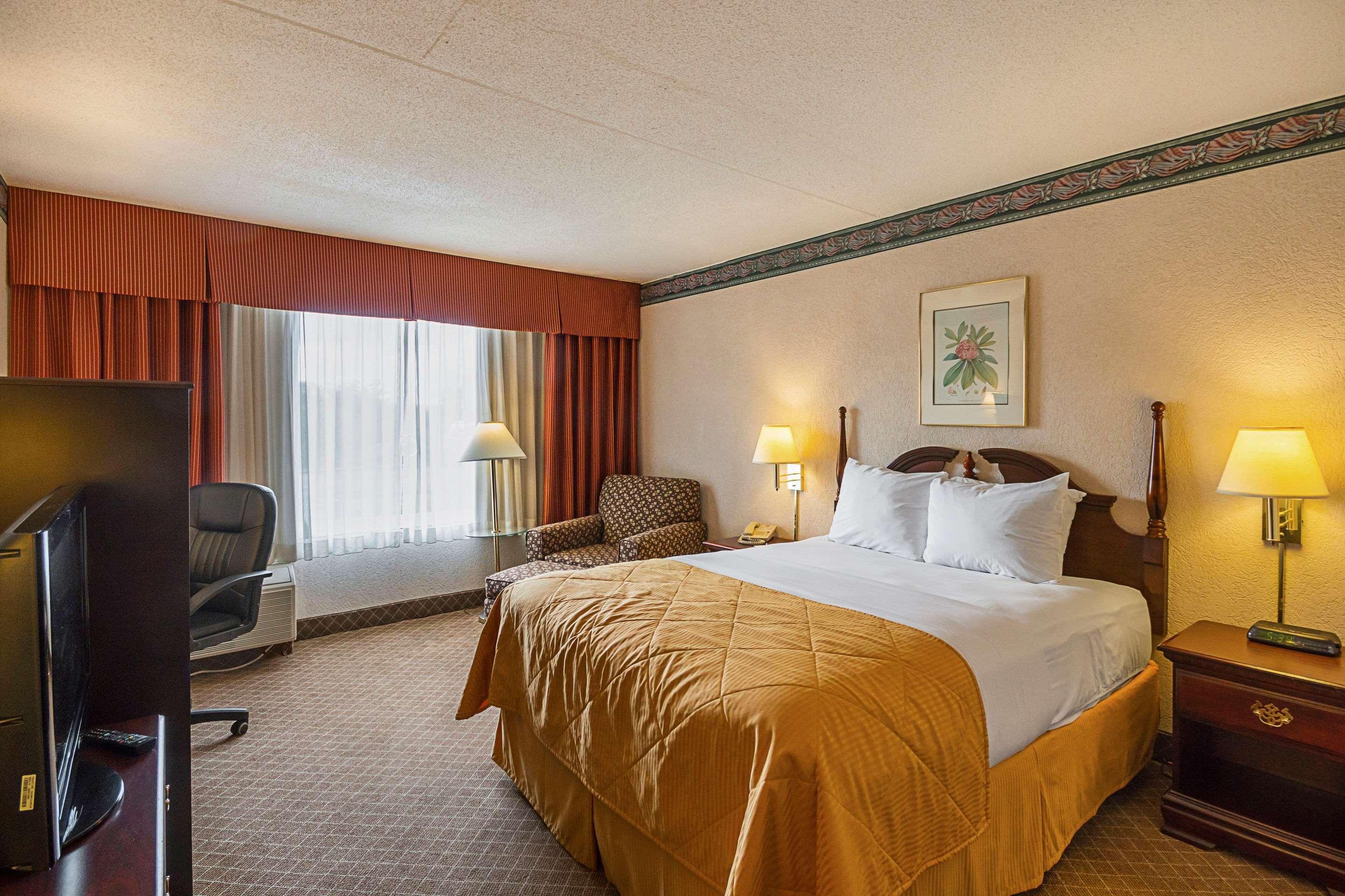 Clarion Inn Fairmont Bagian luar foto