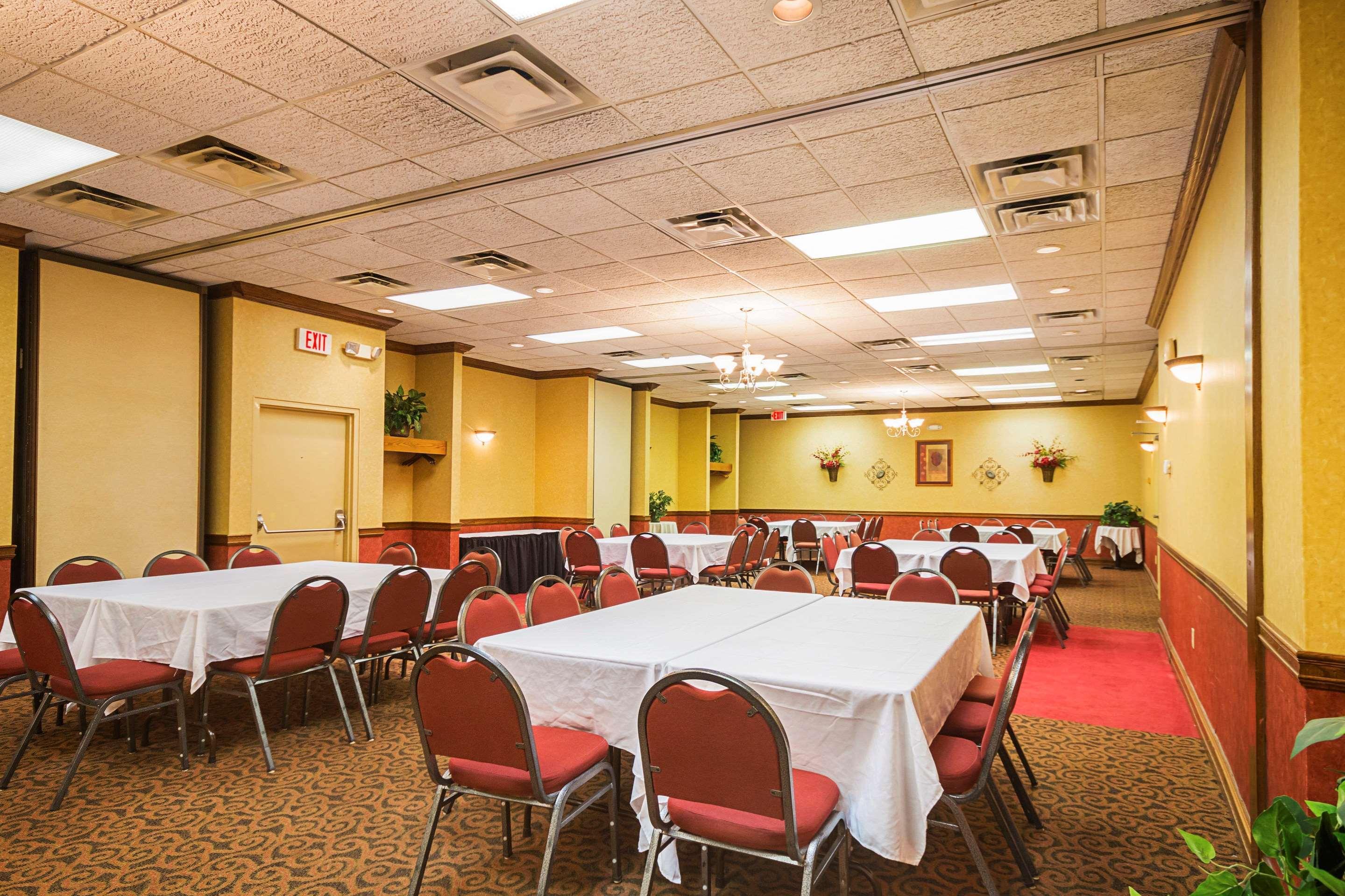 Clarion Inn Fairmont Bagian luar foto