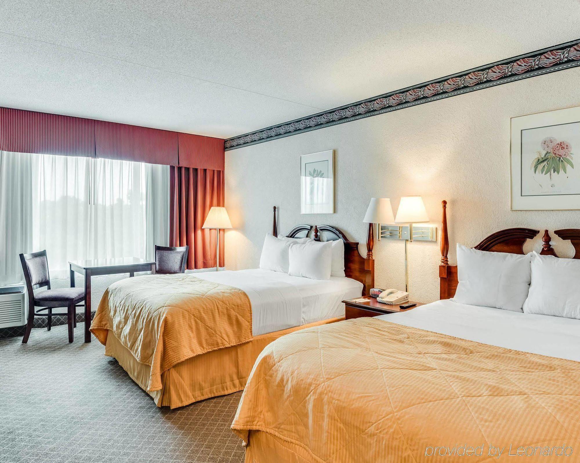 Clarion Inn Fairmont Bagian luar foto