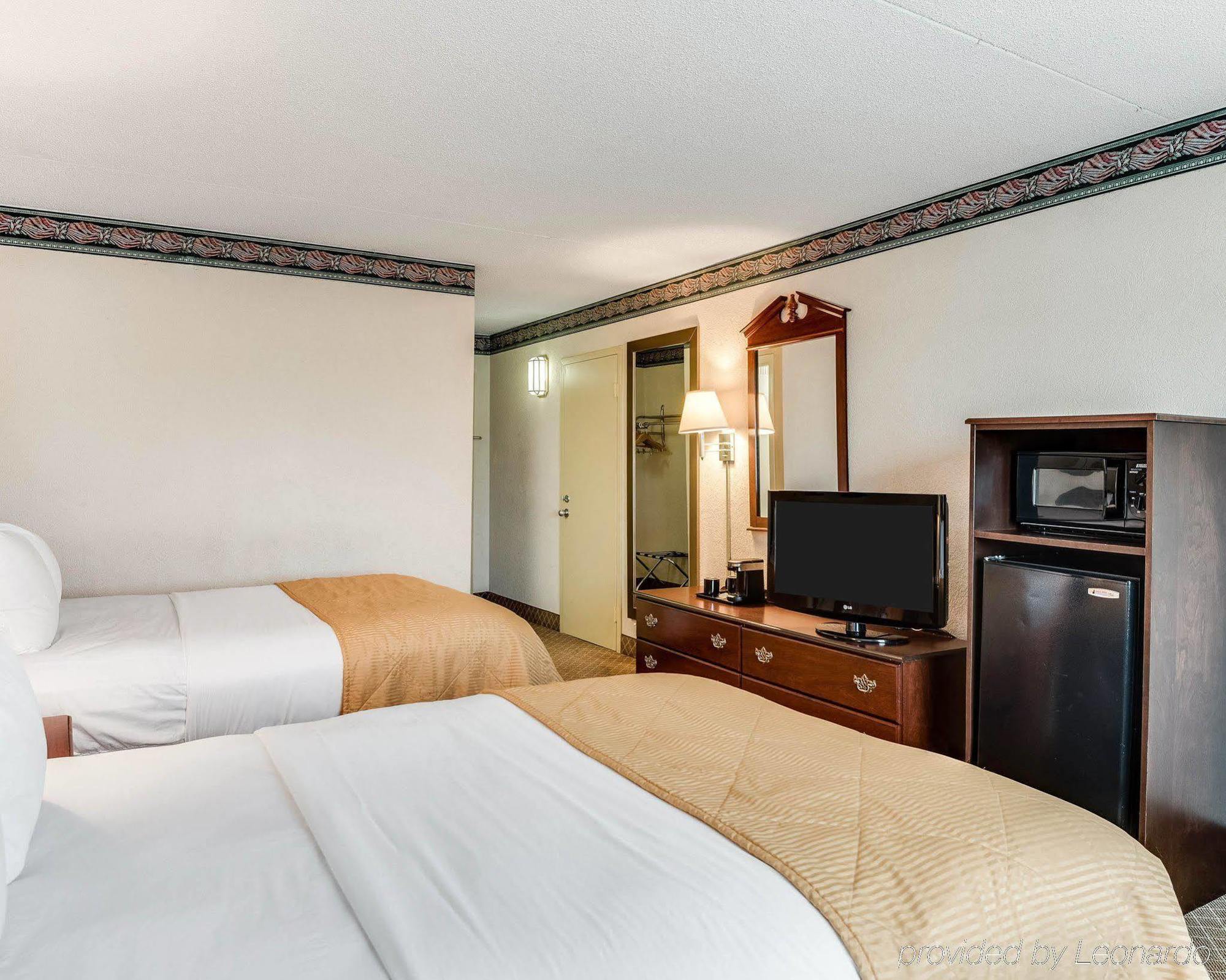 Clarion Inn Fairmont Bagian luar foto