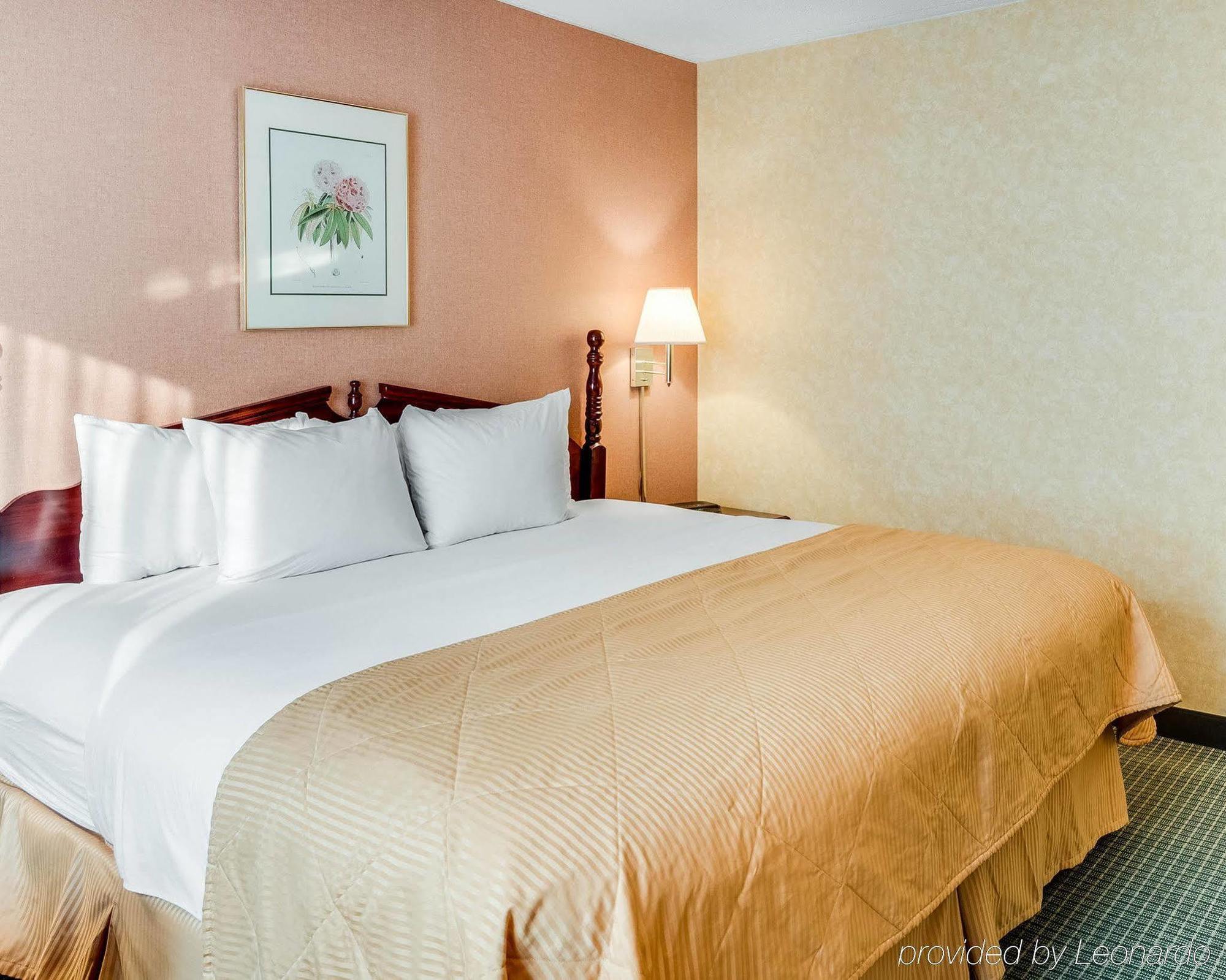 Clarion Inn Fairmont Bagian luar foto