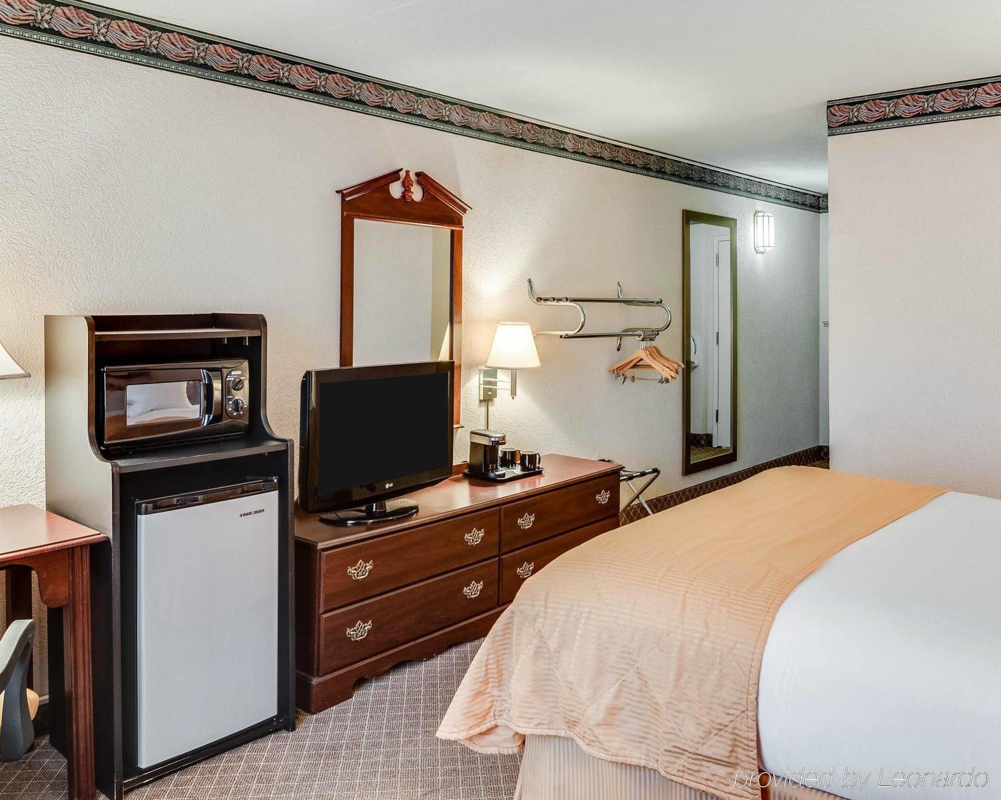 Clarion Inn Fairmont Bagian luar foto