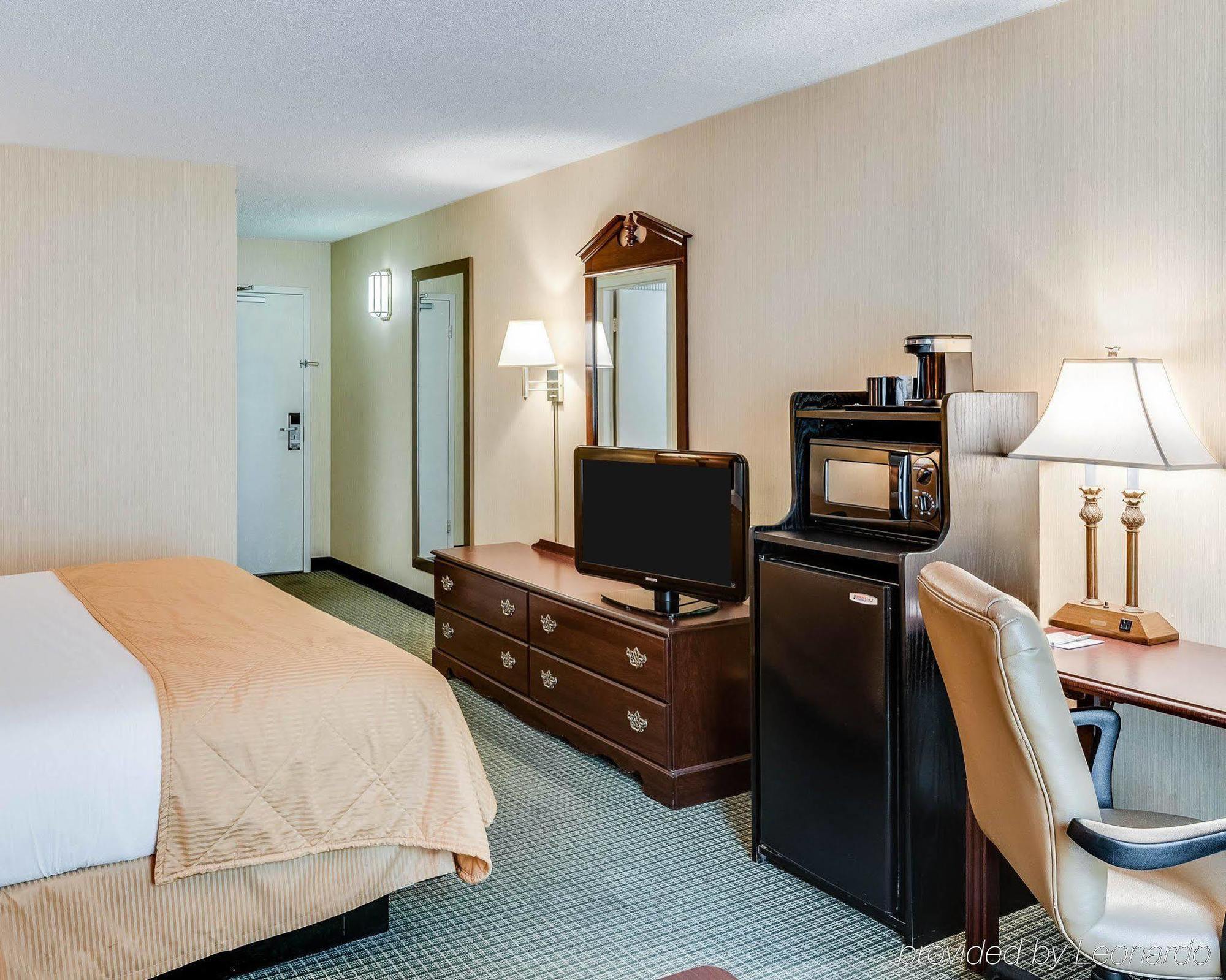 Clarion Inn Fairmont Bagian luar foto