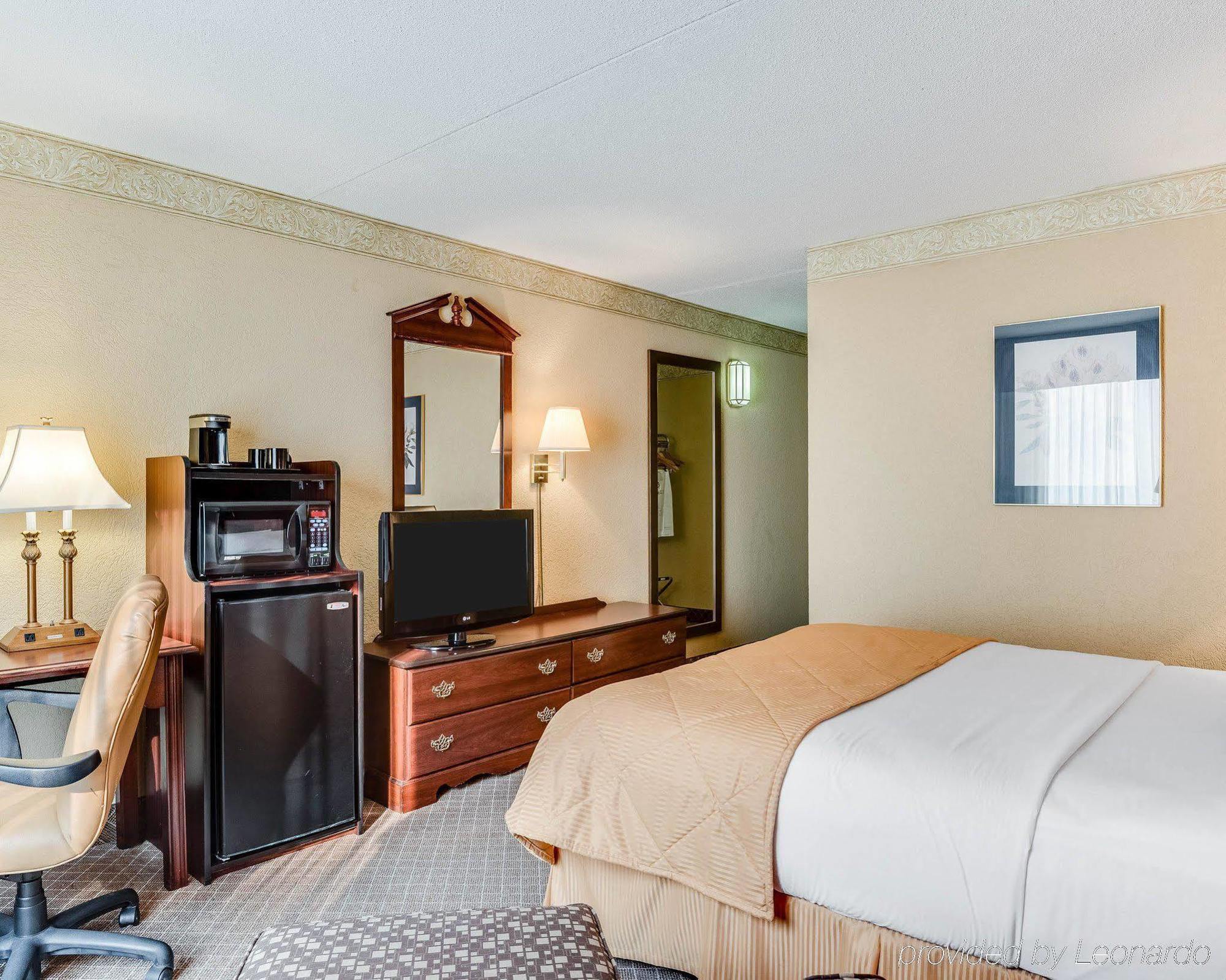 Clarion Inn Fairmont Bagian luar foto