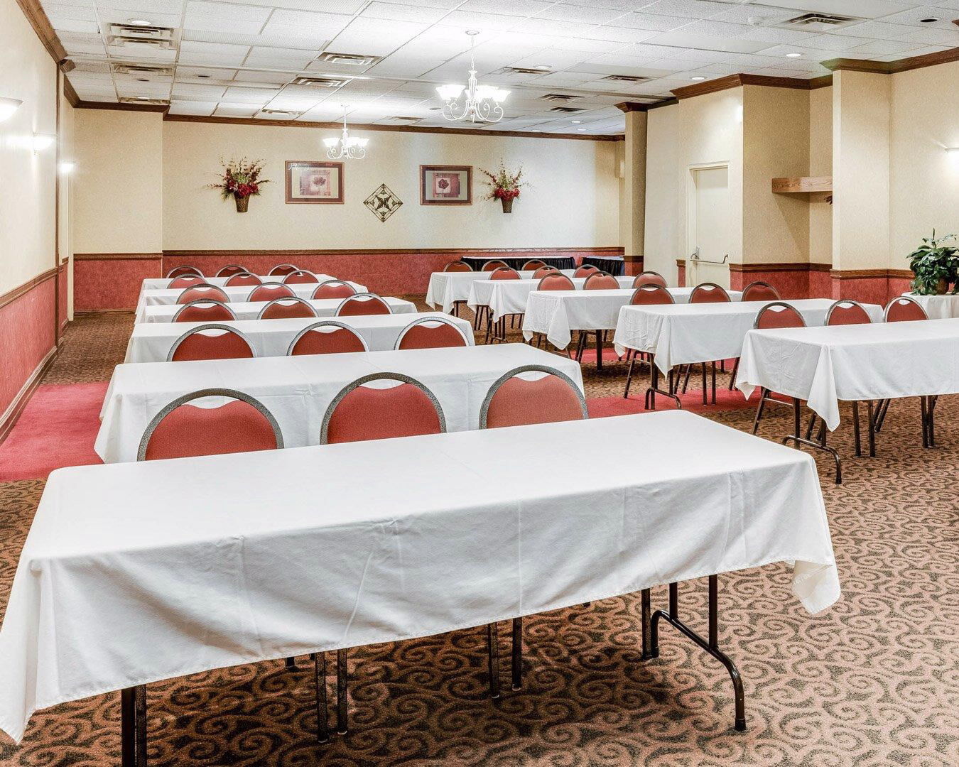 Clarion Inn Fairmont Bagian luar foto